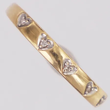 Ring diamanter 5 x ca0,005ct i hjärtfattning stl:16¾ bredd 1,5-2,6mm, Guldfynd, 18K Vikt: 1,7 g