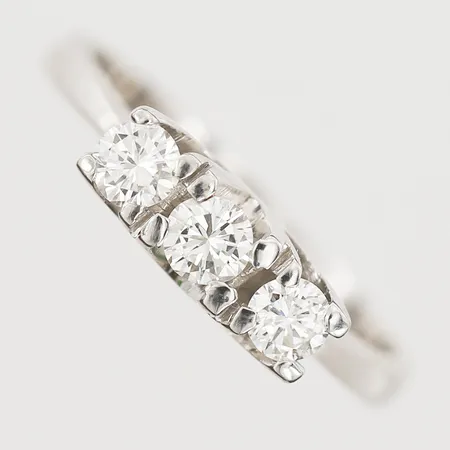 Ring med briljantslipade diamanter totalt 0,45ct enligt gravyr, kvalitet ca TW-W(F-H)/VS, en klo av samt mindre sprickor i skenan, stl: 17, svensk importstämpel, 18K vitguld Vikt: 3,8 g