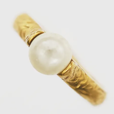 Ring med pärla samt mönsterdekor stl 15¾, bredd 3-6mm, gravyr, Gustaf Adolf Cedergren, Stockholm år 1859, pärla med slitage, 23K. Vikt: 4,3 g