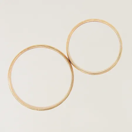 2st ringar mönstrade stl:17¼/20¾ bredd: 5mm graverade 18K Vikt: 7,7 g