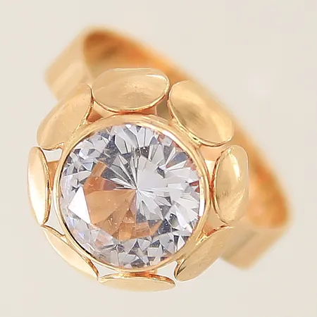 Ring med vit sten stl 19 bredd 3-14mm 18K Vikt: 5,2 g