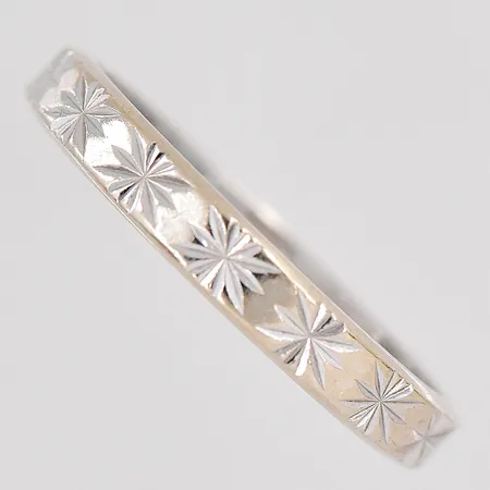 Ring mönstrad vitguld stl:16¾ bredd 2,8mm 18K Vikt: 2,4 g