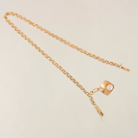 Armband Bismarck med integrerad berlock längd 18,5cm bredd 2,6-10mm, något vridna länkar 18K Vikt: 3,6 g