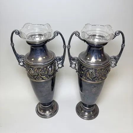 Hänkelvaser ett par Jugend, nysilver, 1900-talets första hälft, glasinsats, stämplade FMN i botten. 40cm