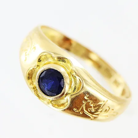 Ring stl:17½ bredd 2,5-8mm, blå sten, gravyr, 18K Vikt: 2,2 g