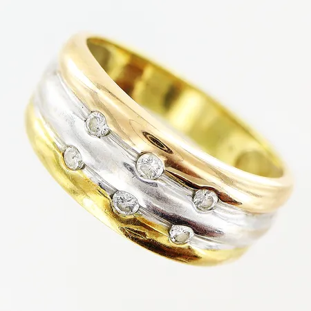Ring Guldfynd stl:17¾ bredd 4-8mm 6st diamanter 0,18ctv enligt gravyr, vit/gul/rödguld, bucklor, 18K Vikt: 4,4 g