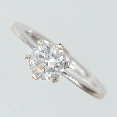 Ring med syntetisk diamant 1 x ca 1,00ct stl:16½ bredd 2-6,5mm vitguld 14K. Vikt: 3 g