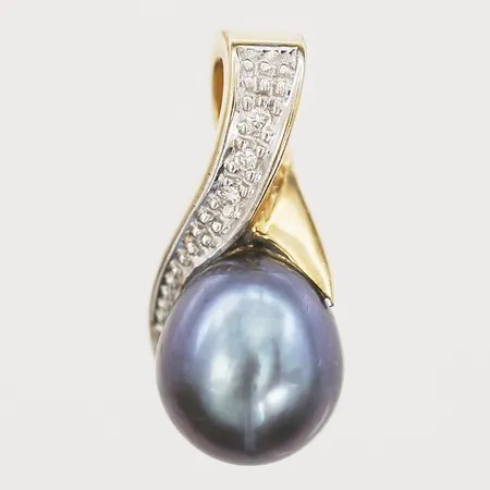 Hänge med färgad sötvattenpärla samt briljantslipade diamanter 3 x ca 0,01ct, höjd 16mm, bredd 8mm, 14K guld Vikt: 1,8 g