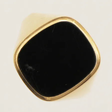 Ring med onyx stl:20¾ bredd 3mm 18K bruttovikt 5,6g Vikt: 5,6 g