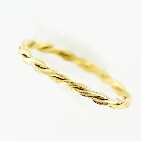 Ring stl:15¼ bredd 1mm, skev skena, 18K Vikt: 0,7 g