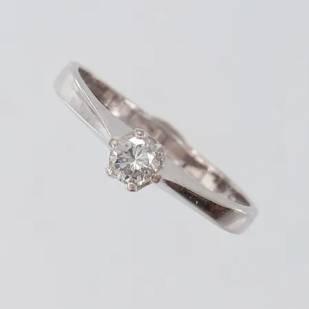 Ring med diamant 1 x 0,24ct enligt gravyr stl:18 bredd 2-4,5mm vitguld 18K. Vikt: 2,7 g