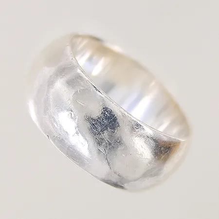 Ring med hamrad dekor stl:18 bredd:10mm silver 925/1000 Vikt: 5,3 g