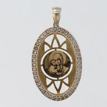 Hänge med vita stenar längd inkl ögla ca 34mm bredd ca 18,5mm 18K Vikt: 3,3 g