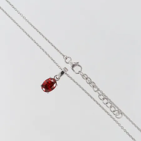 Collier och hänge med röd sten längd 42-45cm bredd 0,8-6mm Silver 925/1000. Vikt: 3,2 g
