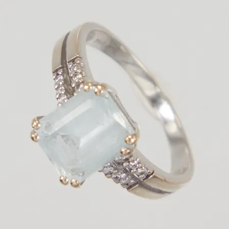 Ring med ljusblå sten och diamanter 12x ca 0,005ct, stl 18¾, bredd 2,1-10,7mm, smärre nagg, GHA, vitguld, 18K, Vikt: 4,8 g