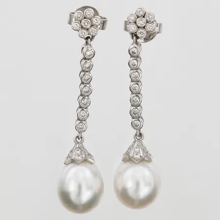 Ett par örhängen med odlade pärlor, Ø 11,5 - 12 mm, briljantslipade diamanter totalt ca 0,80ctv, längd 48mm, stift, 18K vitguld Vikt: 12,6 g