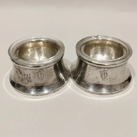 Ett par äggkoppar med glasinlägg höjd ca 30mm Ø50mm ett inlägg med nagg monogramgravyr silver Vikt: 87,6 g