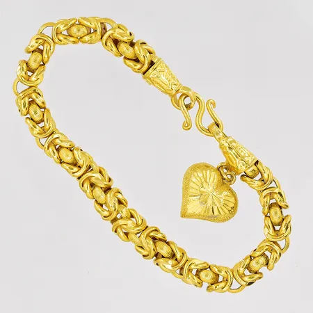 Armband med en berlock thaiguld längd 19cm bredd 7,1mm 2 baht 23K  Vikt: 30,4 g