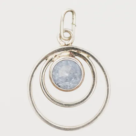 Hänge med vit sten, höjd 24mm, silver 835/1000 Vikt: 2,4 g