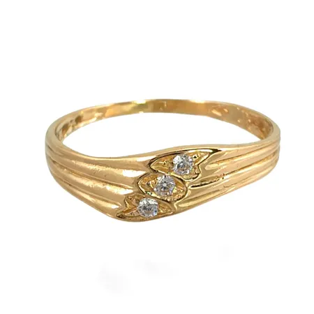 Ring i 18K guld med vita stenar, stl:17½ mm, bredd 1-5 mm, stenar utan anmärkning Vikt: 1,4 g