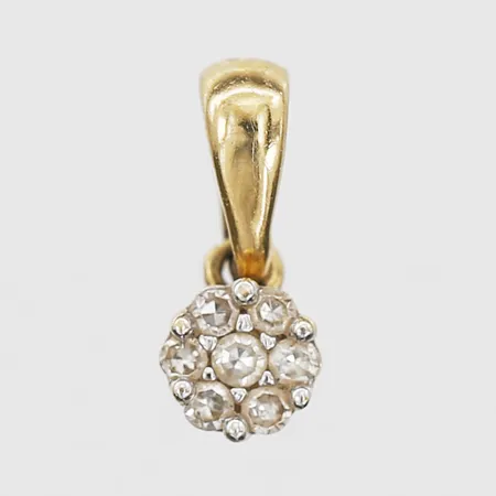 Hänge med diamanter 6 x ca 0,01ct, 1 x ca 0,02ct, längd inkl ögla 9mm, bredd 4mm, GHA, 18K. Vikt: 0,4 g