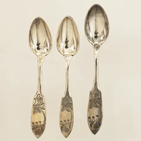 Tre kaffeskedar med blommotiv 12cm gravyr 18K Vikt: 40,5 g
