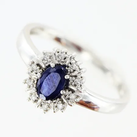 Carmoséring Guldfynd stl:19¼ bredd 2-10mm diamanter 10 x ca 0,005ct 8/8-slipade, safir ca 3x5mm, vitguld 18K Vikt: 3,2 g