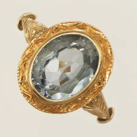 Ring med troligtvis akvamarin stl:16¾ bredd 1,7mm 18K bruttovikt 3,6g Vikt: 3,6 g