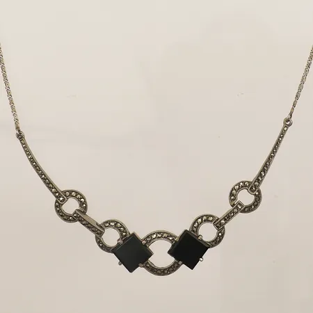 Collier med svarta stenar samt markasiter längd 43cm bredd 1,4mm integrerat hänge 1x11cm ostämplat silver 830/1000 Vikt: 9,8 g