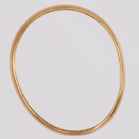 Ring slät stl:19½ bredd ca 2mm, ojämn skena, 21K Vikt: 3,3 g