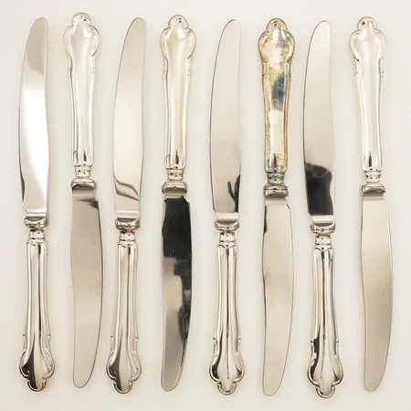 Åtta bordsknivar med blad i rostfritt stål modell Disa 23cm graverade silver bruttovikt 498,5g Vikt: 498,5 g