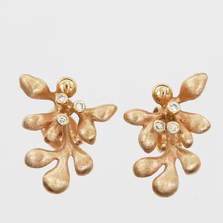 Ett par örhängen, Ole Lynggaard, "Gipsy stud earrings" med briljanbtslipade diamanter totalt 0.06ct, kvalitet ca TW(F-G)/VS, höjd 17mm, bredd 12mm, 18K roséguld, nypris 31900:-. Vikt: 3,7 g