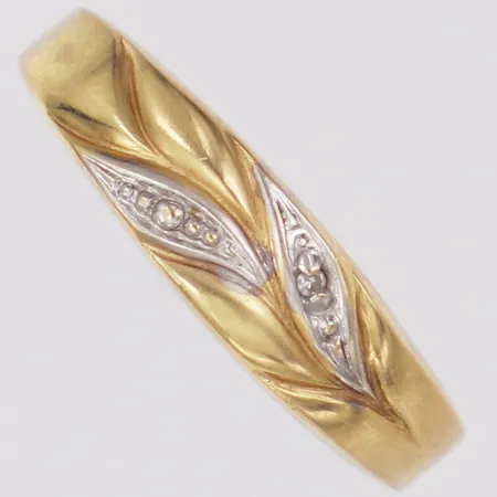 Ring med diamant 1xca0,005ct stl:17½ bredd 2,2mm skev 18K Vikt: 1,6 g
