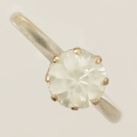 Ring med vit sten stl:16½ bredd 1,4mm vitguld 18K Vikt: 2,2 g