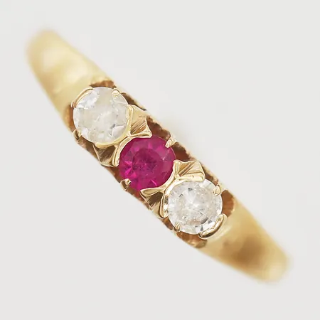 Ring med syntetisk rubin samt vita stenar stl 17, bredd 1-4mm, Petterssons Eftr Juvelerar Ab Joh, Stockholm år 1952, 18K. Vikt: 1,5 g