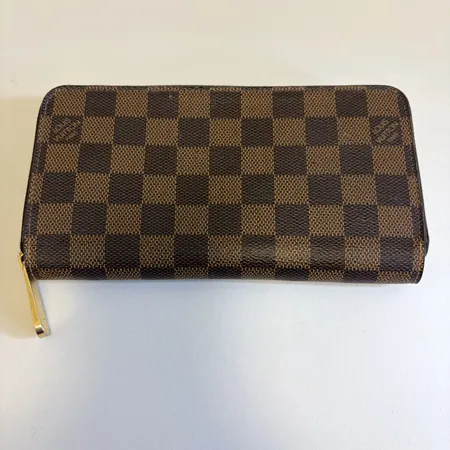 Plånbok Louis Vuitton Zippy Wallet modell-nr: N41661 kvittokopia Birger Jarlsgatan 2019 dustbag kartong beslag med färgbortfall slitage dålig lukt/rök.
