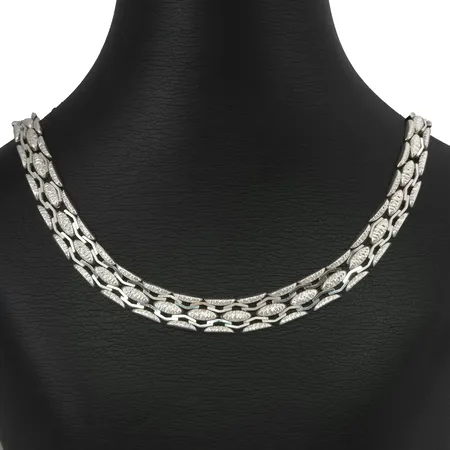 Collier i silver 830/1000, doserad modell, Mema Ab, längd knäppt 43,0 cm, bredd 7 - 10,5 mm Vikt: 32,8 g