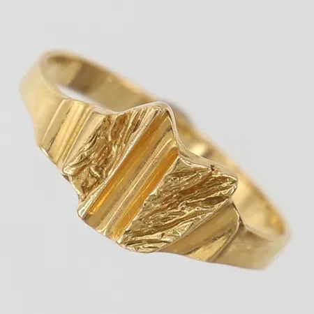 Ring med dekor stl 17¼ bredd ca 2,3-9mm 18K Vikt: 2,4 g