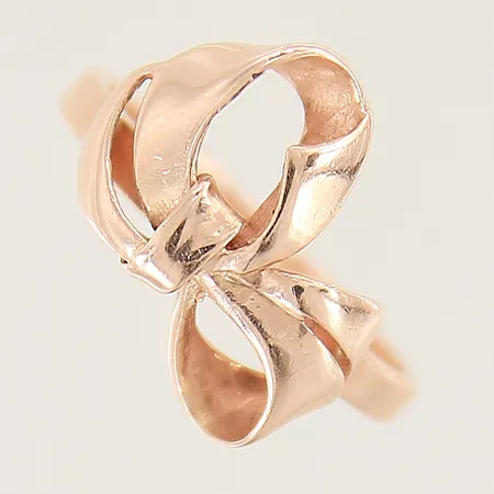 Ring med rosett dekor stl:18 bredd: 2,2-16mm 14K Vikt: 3,4 g