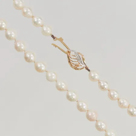 Pärlcollier 50cm med odlade sötvattenpärlor ca 7mm, lås i 18K. ca1,5g.