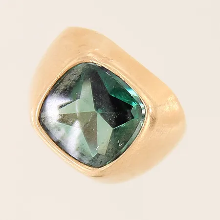 Ring med grön sten stl:16½ bredd: 2,8-14,6mm gravyr, bucklig skena 18K Vikt: 4 g