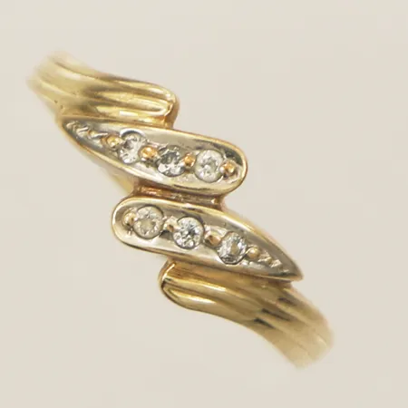 Ring med vita stenar stl:18¼ bredd 2,3mm 18K Vikt: 2,4 g