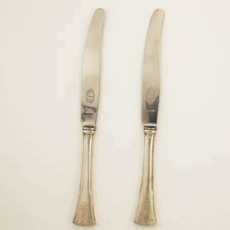 Två matknivar med blad i rostfritt stål 21cm med monogramgravyr silver bruttovikt 113,4g Vikt: 113,4 g