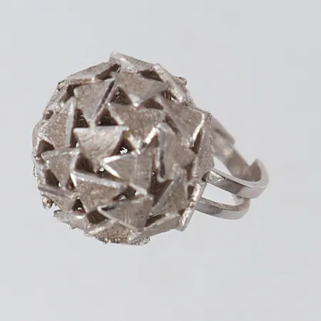 Ring med boll justerbar storlek Ø16,5mm Silver 830/1000. Vikt: 6 g
