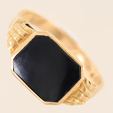 Klackring med onyx stl:19½ bredd: 2,3-10mm, skev skena 18K Vikt: 3,5 g