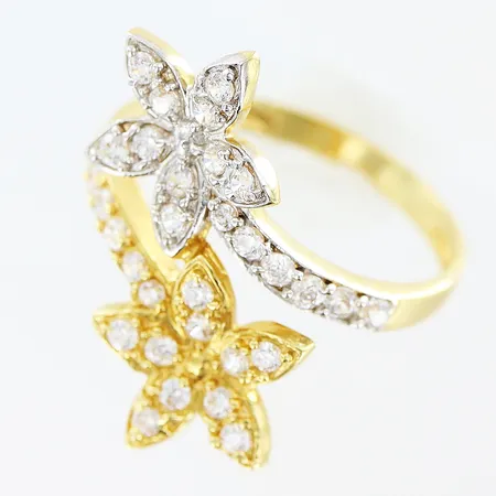 Ring stl:18 bredd 2-22mm vita stenar delvis infattade i vitguld 18K Vikt: 3,8 g