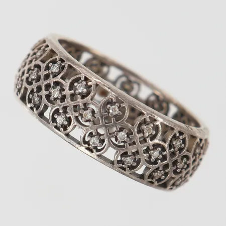 Ring med dekor samt vita stenar stl:18 bredd 7,5mm ALE Silver 925/1000. Vikt: 3,3 g
