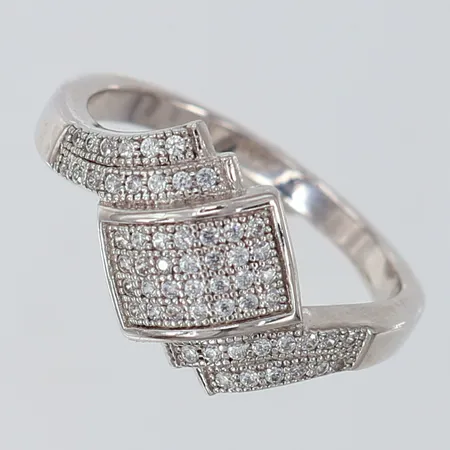 Ring med vita stenar stl:18½ bredd 2,2-11,5mm Silver 925/1000. Vikt: 3,4 g