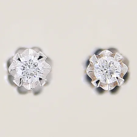 Ett par örhängen med diamanter 2 x ca 0,18ct totalt 0,37ctv enligt certifikat ena diamanten är troligen syntetisk mått 17x5mm vitguld ostämplade 18K Vikt: 2,2 g