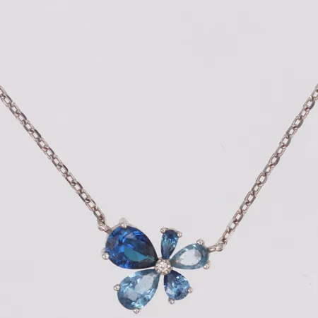 Collier med integrerat hänge och blå stenar samt vit sten längd 40,5cm bredd 1mm silver 925/1000 Vikt: 3,5 g